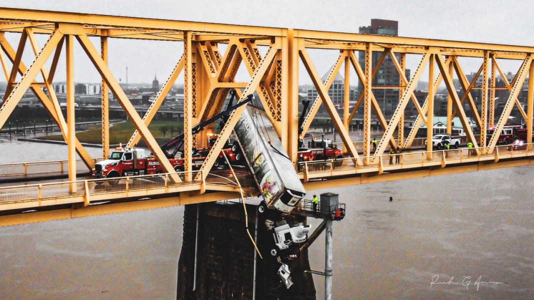 Suburban Towing 2nd Street bridge Recovery - Tow Professional